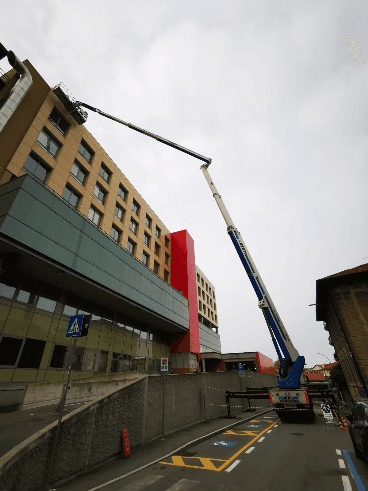 Proseguono i lavori all'Ospedale Del Ponte: avviata la rimozione dei pannelli nella parte più alta del Michelangelo, mentre il cantiere della PMA non riduce l'attività nel Leonardo