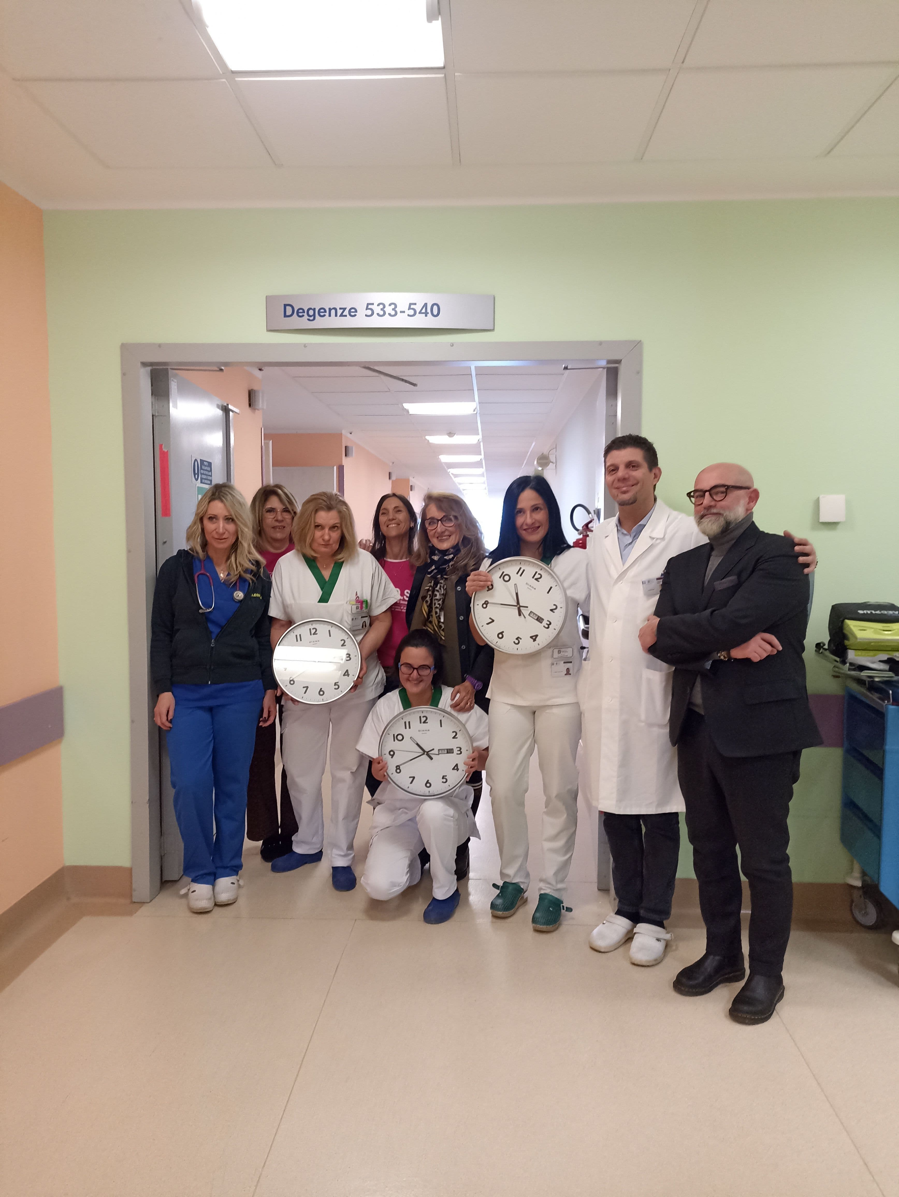 Che differenza può fare un orologio da parete. Il senso della donazione di CAOS Varese alla Medicina dell'Ospedale di Circolo.